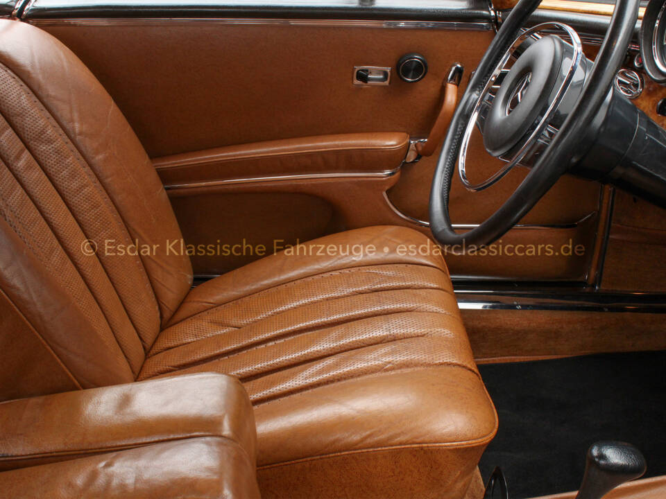 Image 31/35 of Mercedes-Benz 280 SE 3,5 (1970)