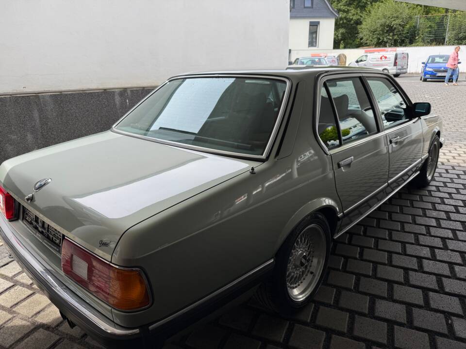 Bild 13/15 von BMW 735i (1984)