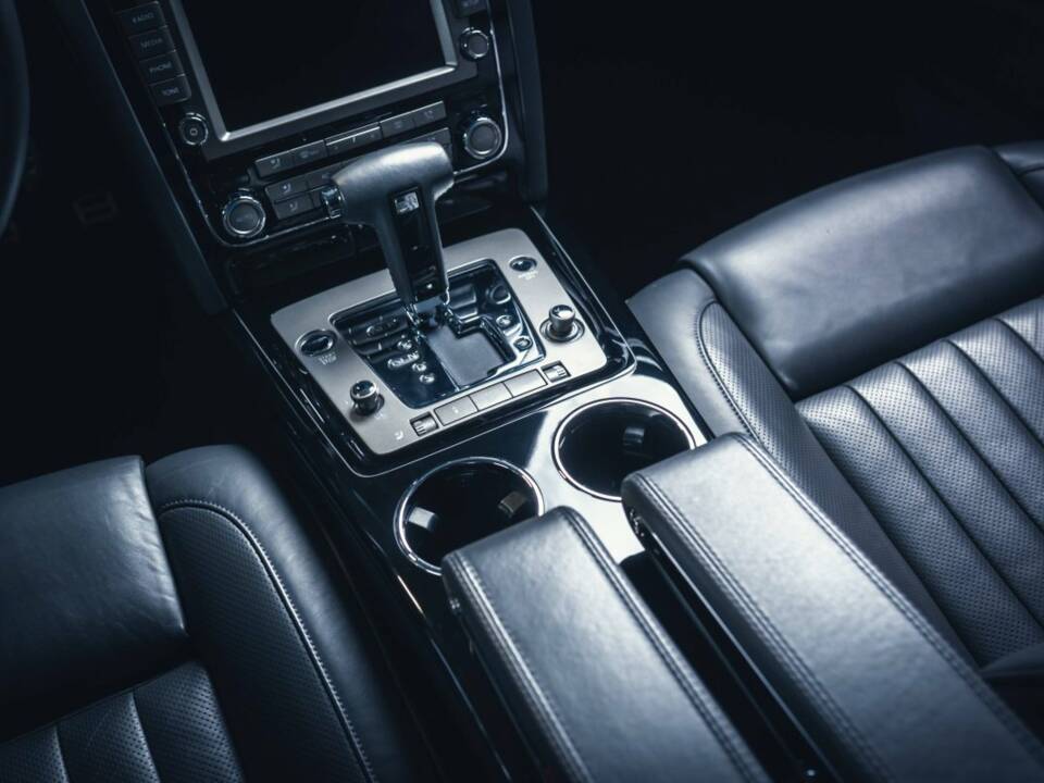 Image 14/15 of Volkswagen Phaeton W12 (2010)