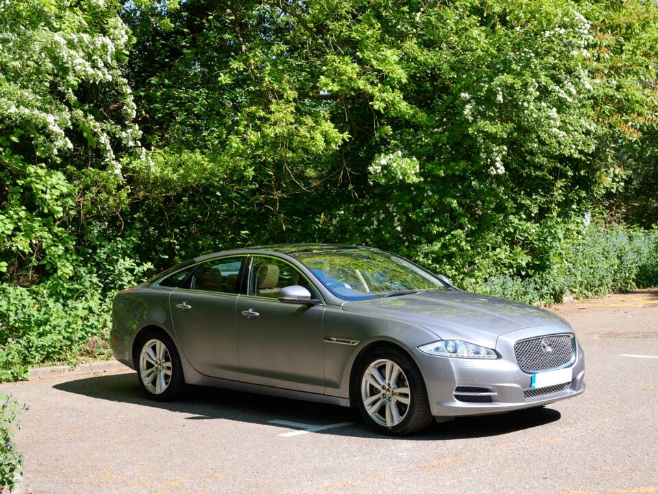Image 16/50 of Jaguar XJ 5.0 (2012)