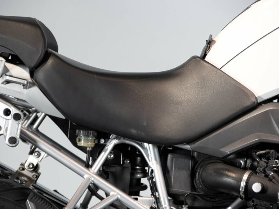 Image 41/50 of BMW DUMMY (2010)