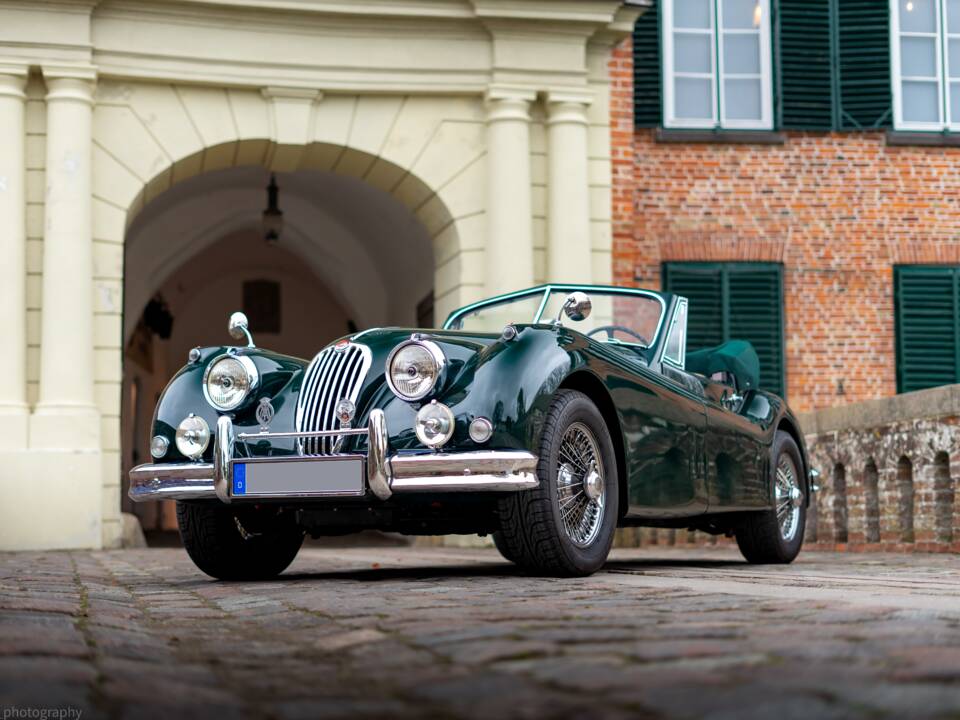 Image 2/29 de Jaguar XK 140 DHC (1955)