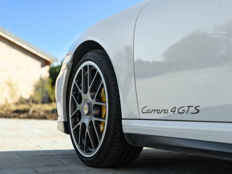 Image 13/49 of Porsche 911 Carrera 4 GTS (2011)