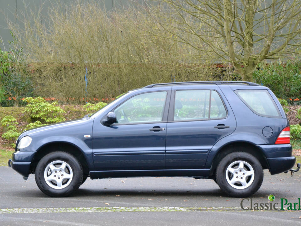Imagen 2/50 de Mercedes-Benz ML 230 (1998)