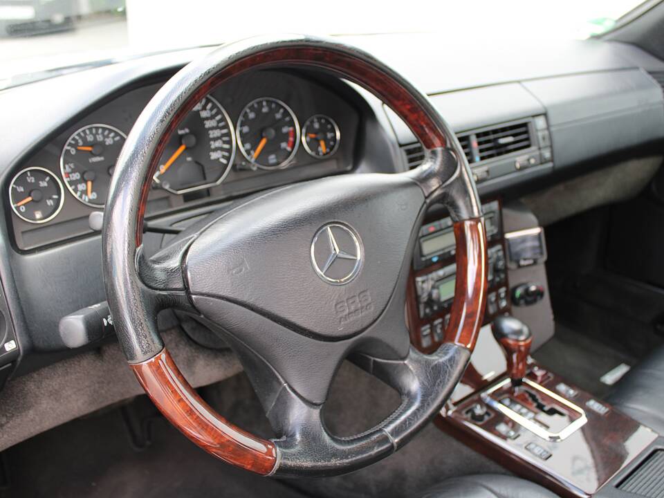 Image 30/50 of Mercedes-Benz SL 320 (2001)