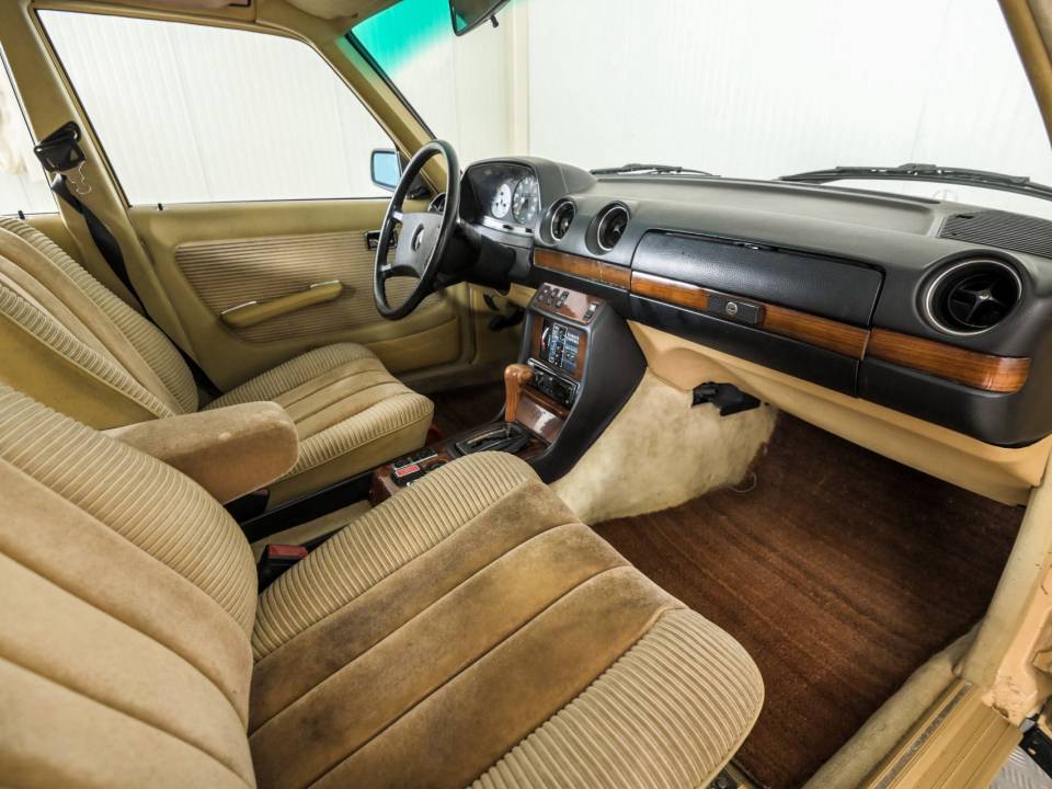 Image 14/50 de Mercedes-Benz 300 TD Turbodiesel (1980)