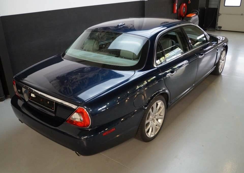 Immagine 4/50 di Jaguar XJ 8 4.2 (2008)