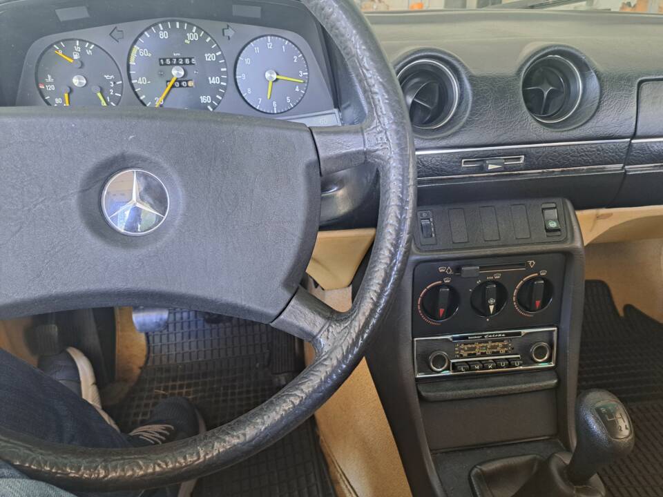 Bild 4/5 von Mercedes-Benz 200 D (1980)