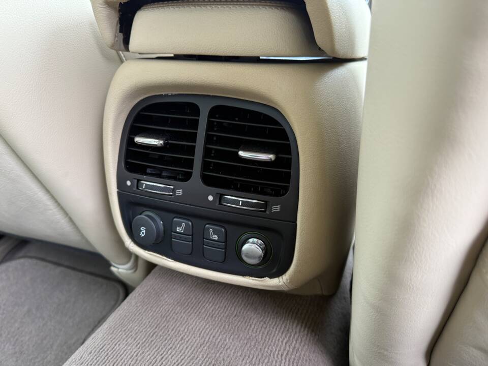 Image 13/13 of Jaguar XJR (2004)