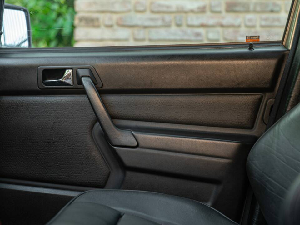Image 31/50 of Mercedes-Benz 190 E 2.3-16 (1985)