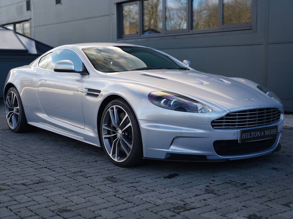 Immagine 22/50 di Aston Martin DBS (2011)
