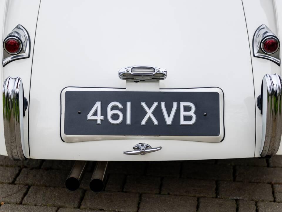 Image 26/50 of Jaguar XK 120 DHC (1953)