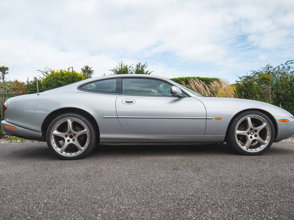 Imagen 2/50 de Jaguar XK8 4.0 (2000)