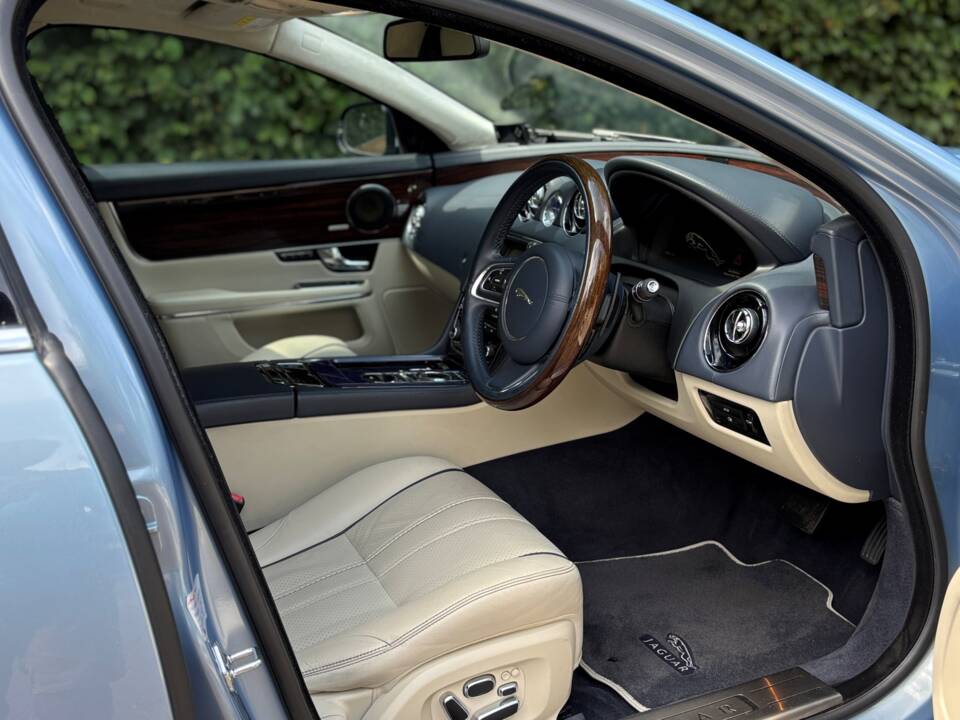 Image 2/50 of Jaguar XJ 5.0 (2011)