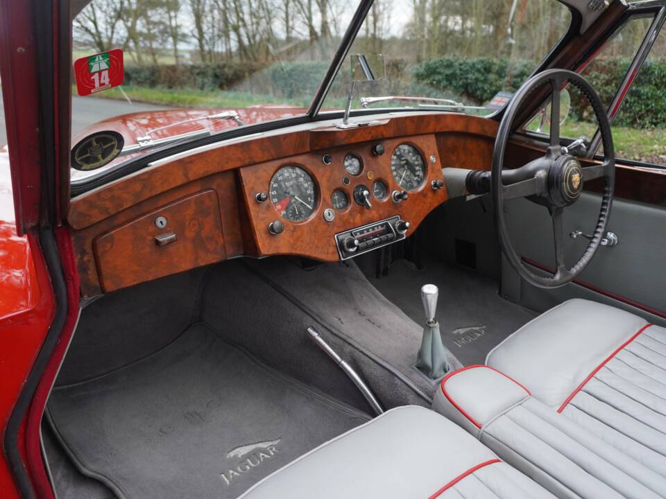 Image 11/20 of Jaguar XK 120 DHC (1954)