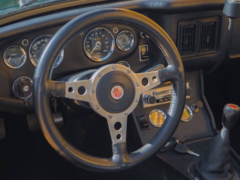 Image 8/50 of MG MGB GT (1974)