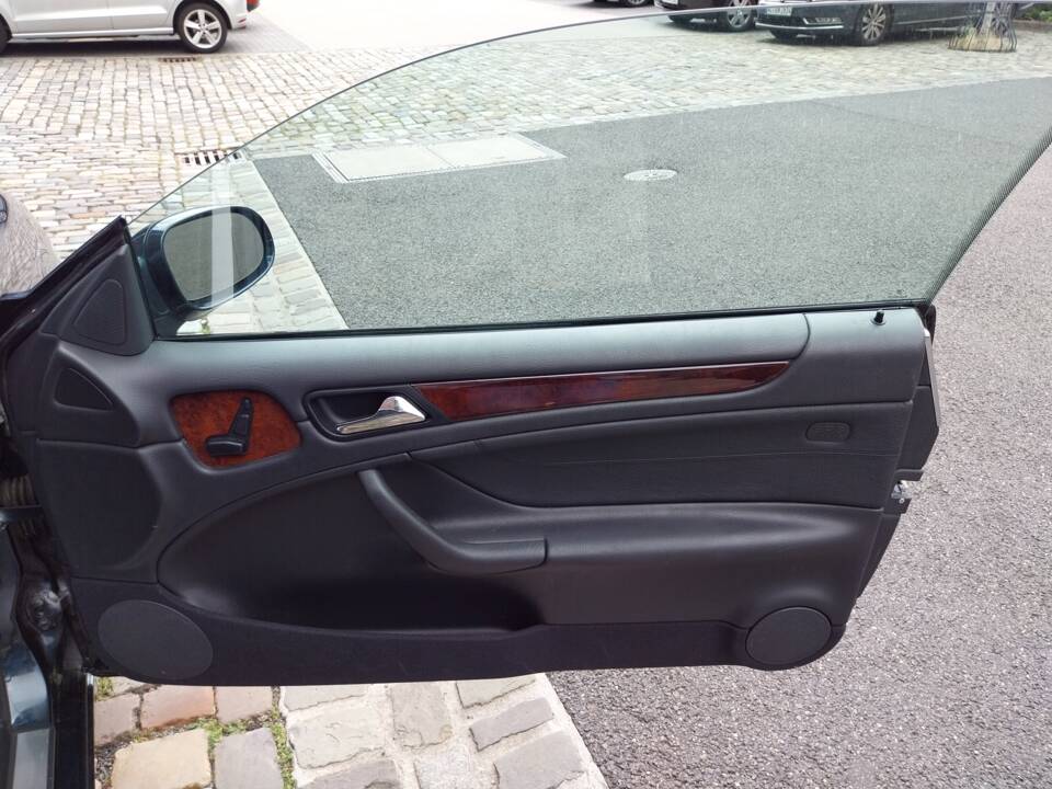 Afbeelding 22/32 van Mercedes-Benz CLK 230 Kompressor (2001)