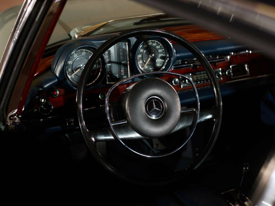 Image 24/91 of Mercedes-Benz 280 SE (1970)