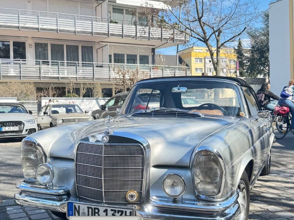 Image 2/37 de Mercedes-Benz 250 SE (1966)