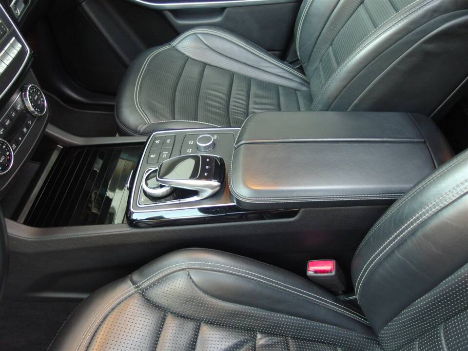 Image 35/98 of Mercedes-Benz GLS 63 AMG 4MATIC (2016)