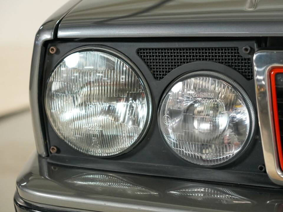 Image 23/46 of Lancia Delta HF Integrale (1988)