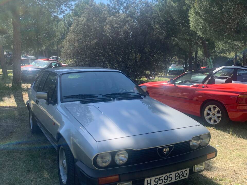Bild 4/8 von Alfa Romeo GTV 2.0 (1984)