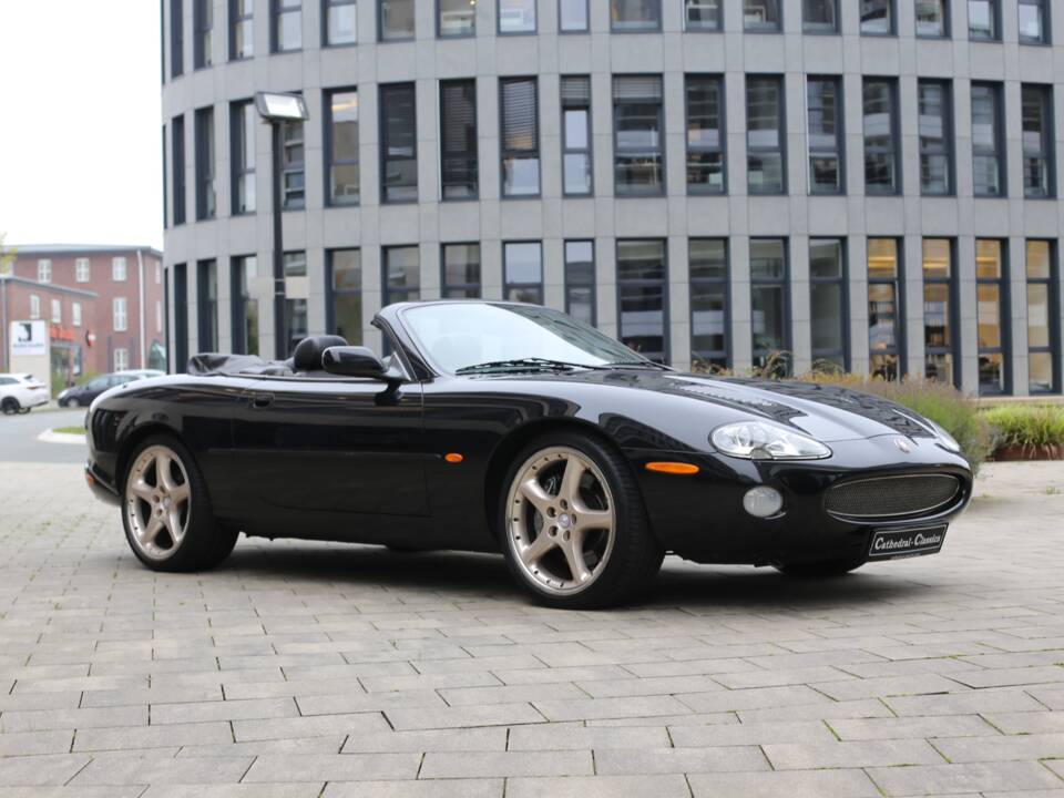 Immagine 4/45 di Jaguar XKR (2001)