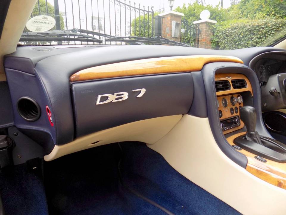 Image 30/50 de Aston Martin DB 7 Vantage Volante (2001)