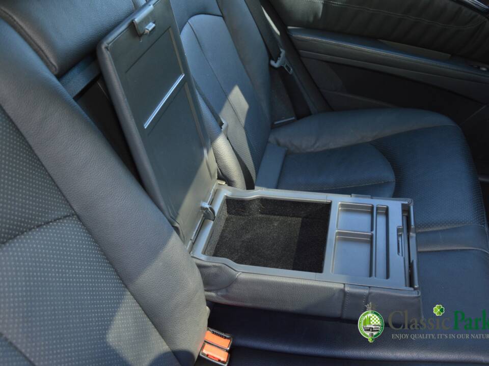 Image 27/50 of Mercedes-Benz E 500 T (2004)