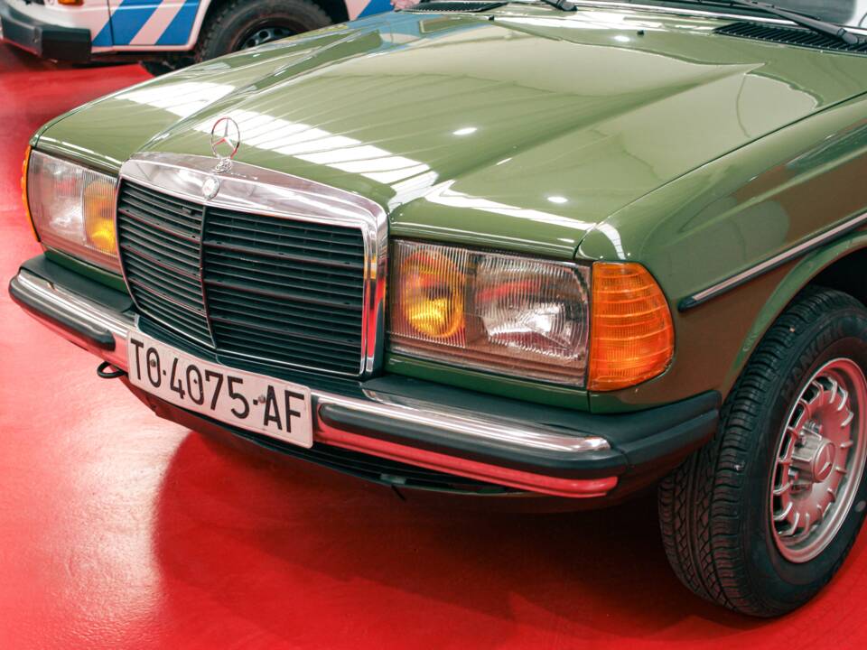 Bild 7/54 von Mercedes-Benz 250 T (1979)