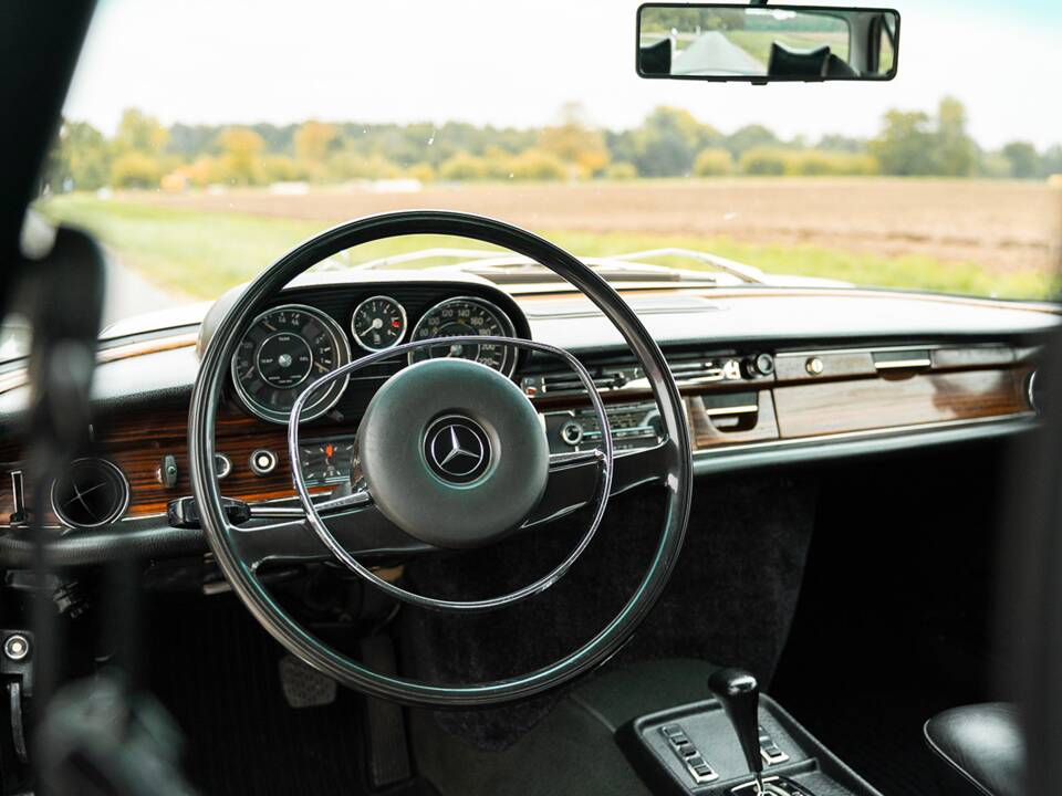 Image 35/50 of Mercedes-Benz 300 SEL 6.3 (1970)