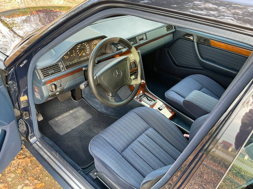 Image 55/149 of Mercedes-Benz 320 TE (1993)