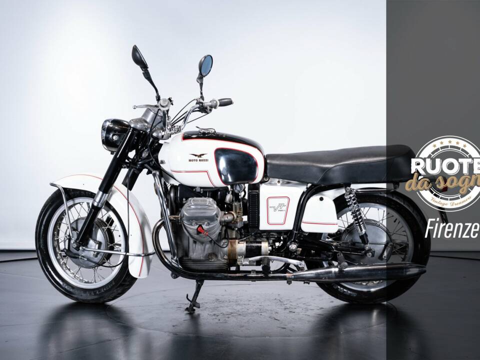 Immagine 1/30 di Moto Guzzi V 7 (1967)