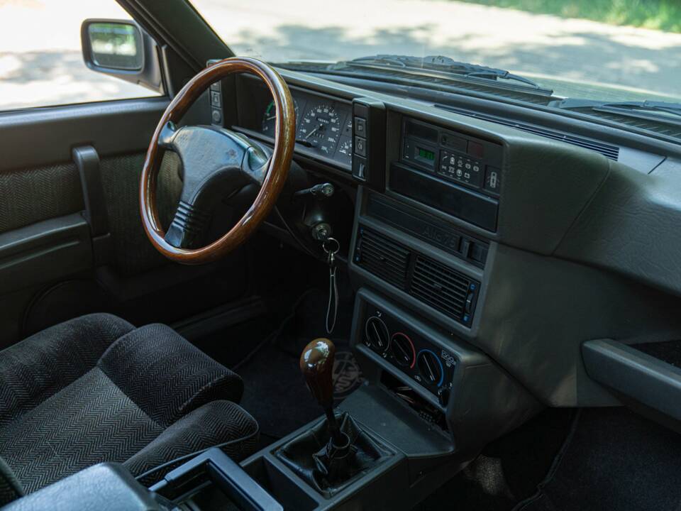 Immagine 22/50 di Alfa Romeo 75 2.0 Twin Spark (1989)