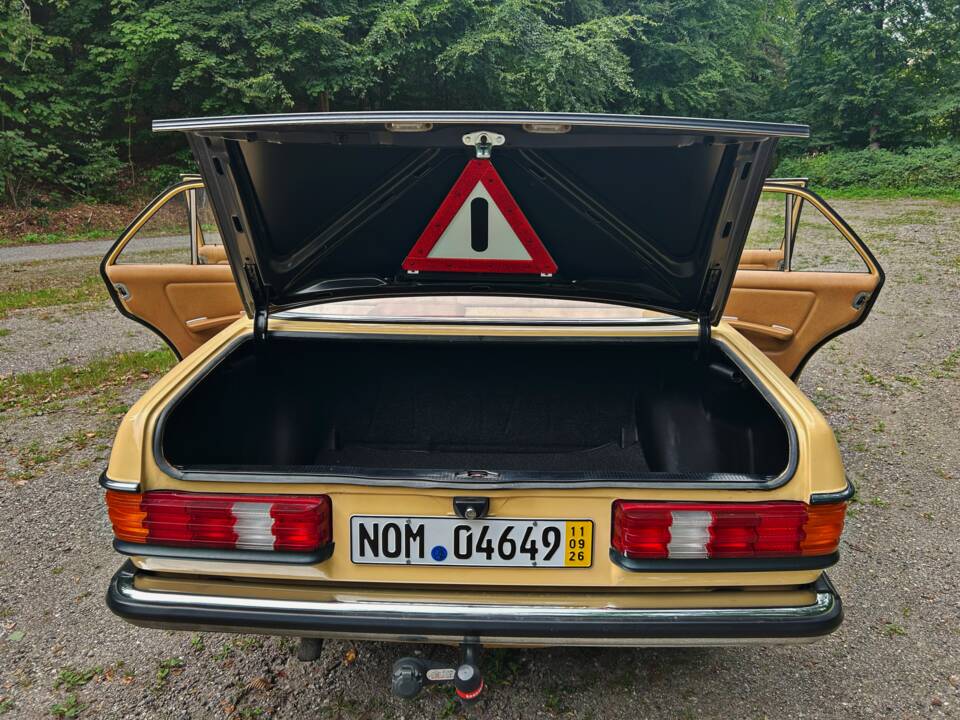 Image 11/12 of Mercedes-Benz 300 D (1980)