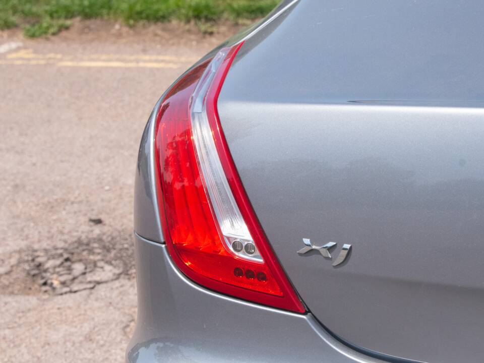 Image 22/50 of Jaguar XJ 5.0 (2011)