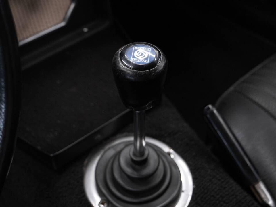 Bild 24/44 von MG MGB GT (1971)