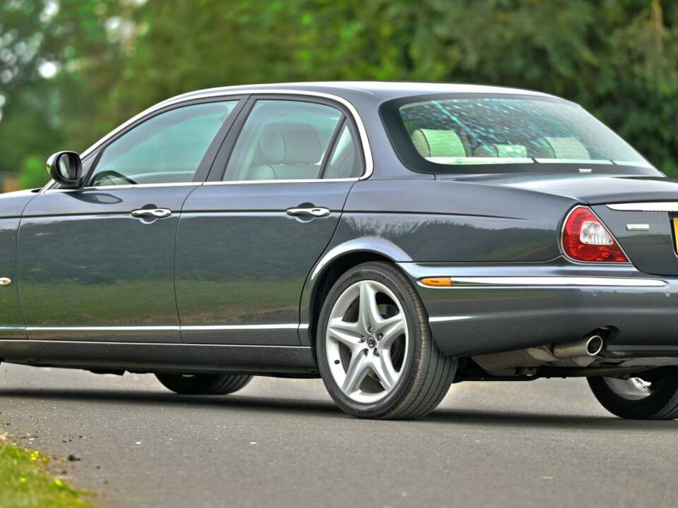 Image 15/50 of Jaguar XJ 8 4.2 (2007)
