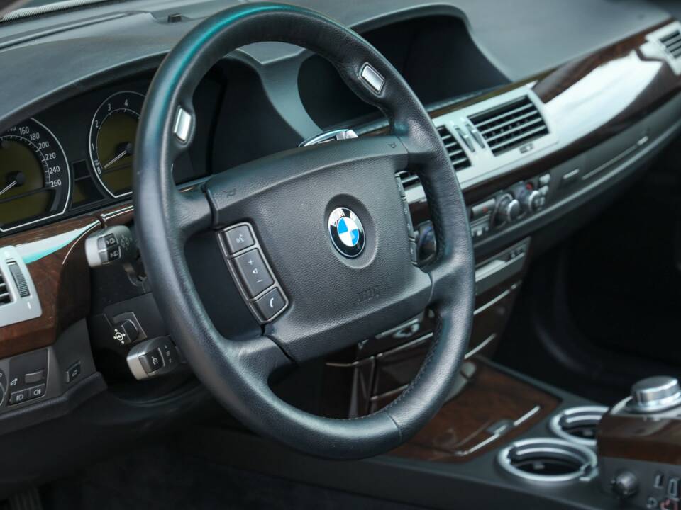 Immagine 42/50 di BMW 750i (2007)