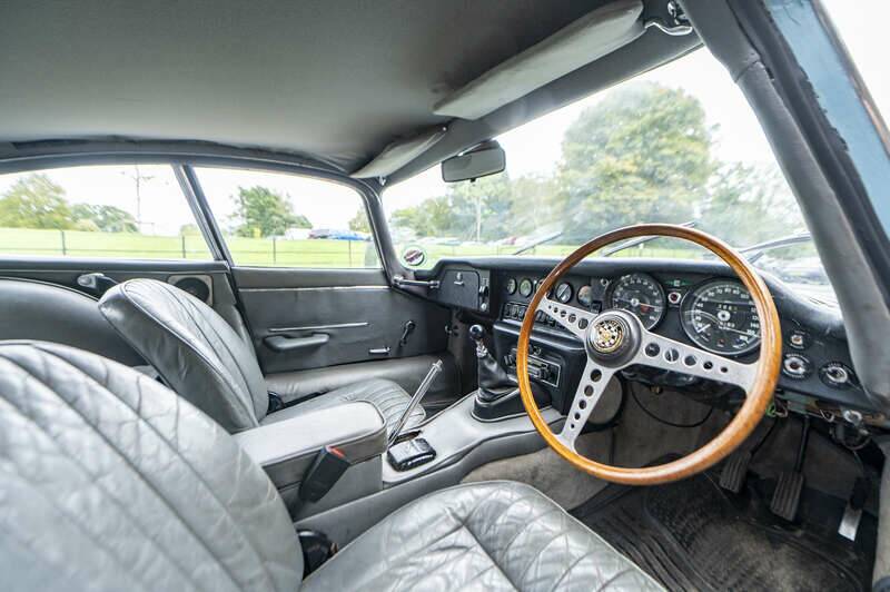 Image 2/50 de Jaguar E-Type (1968)