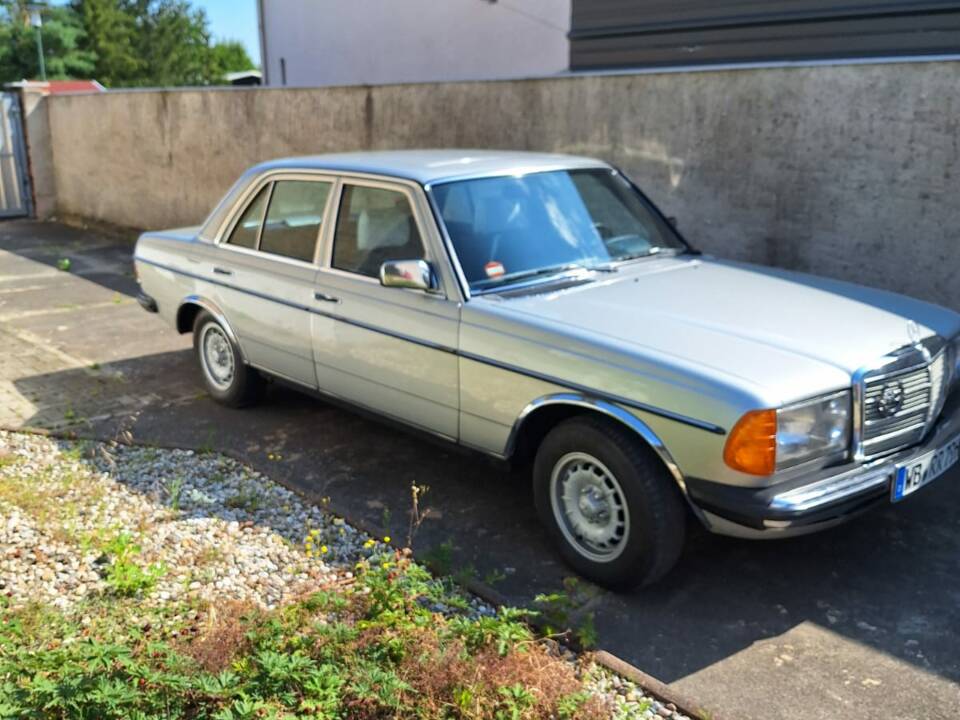 Imagen 2/7 de Mercedes-Benz 230 E (1984)