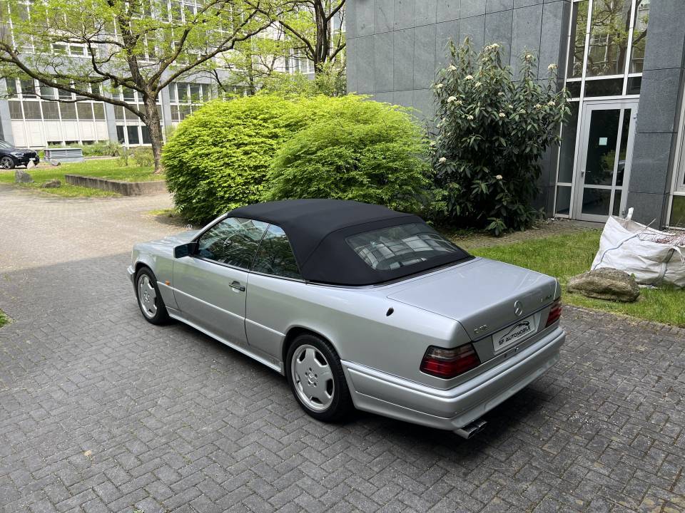Immagine 13/30 di Mercedes-Benz E 36 AMG (1995)