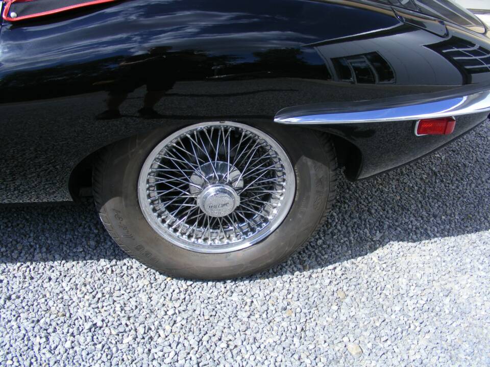 Image 3/30 de Jaguar E-Type (1971)