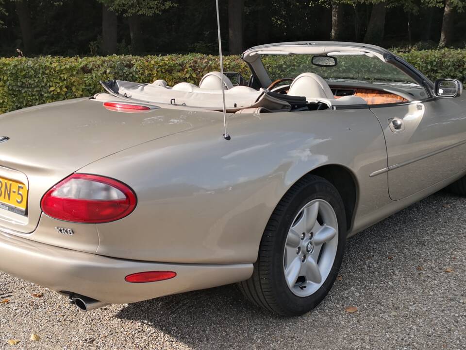 Image 11/36 of Jaguar XK8 4.0 (1998)