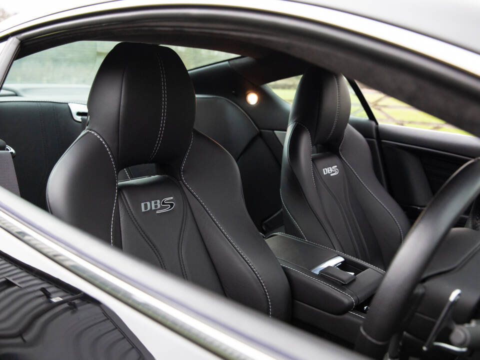 Immagine 39/98 di Aston Martin DBS (2010)