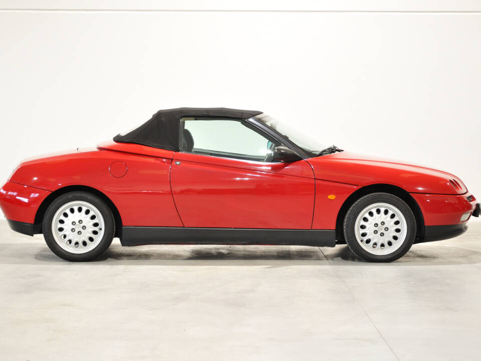 Immagine 29/32 di Alfa Romeo Spider 2.0 Twin Spark 16V (1996)