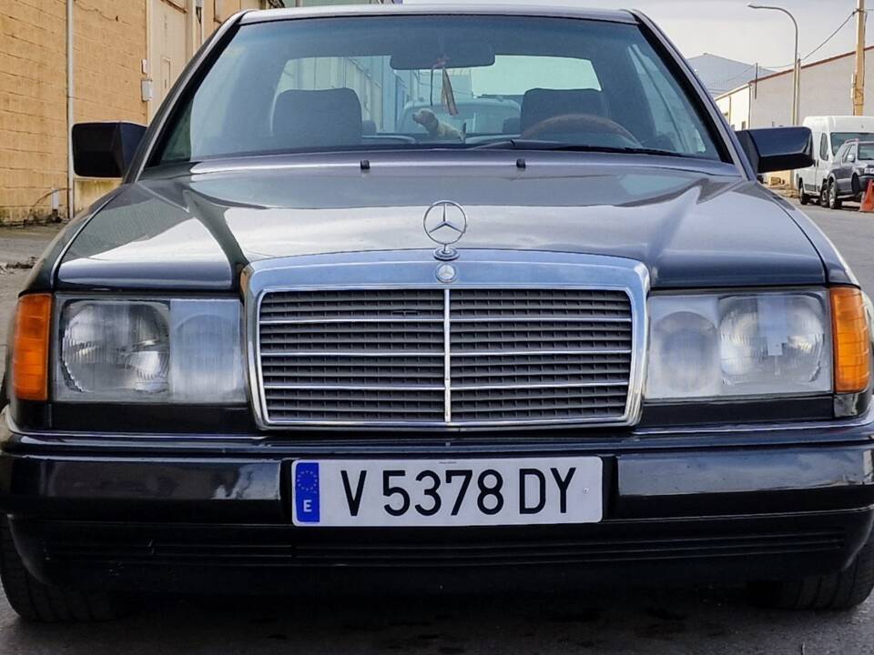 Image 9/11 of Mercedes-Benz 300 CE (1991)