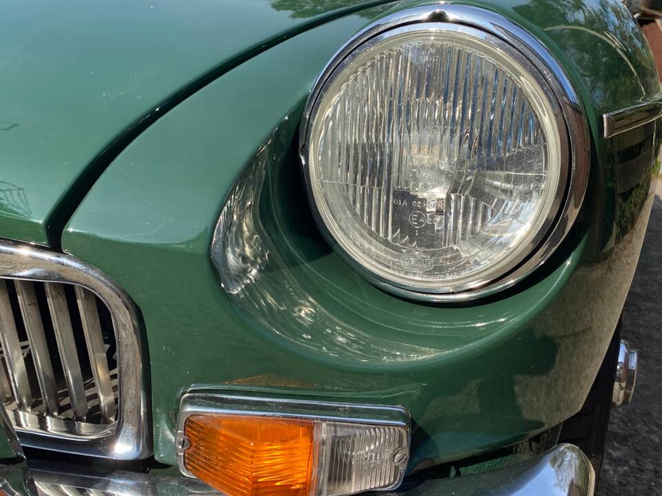 Image 13/17 of MG MGB (1979)