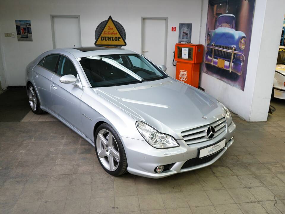 Image 1/34 de Mercedes-Benz CLS 55 AMG (2005)