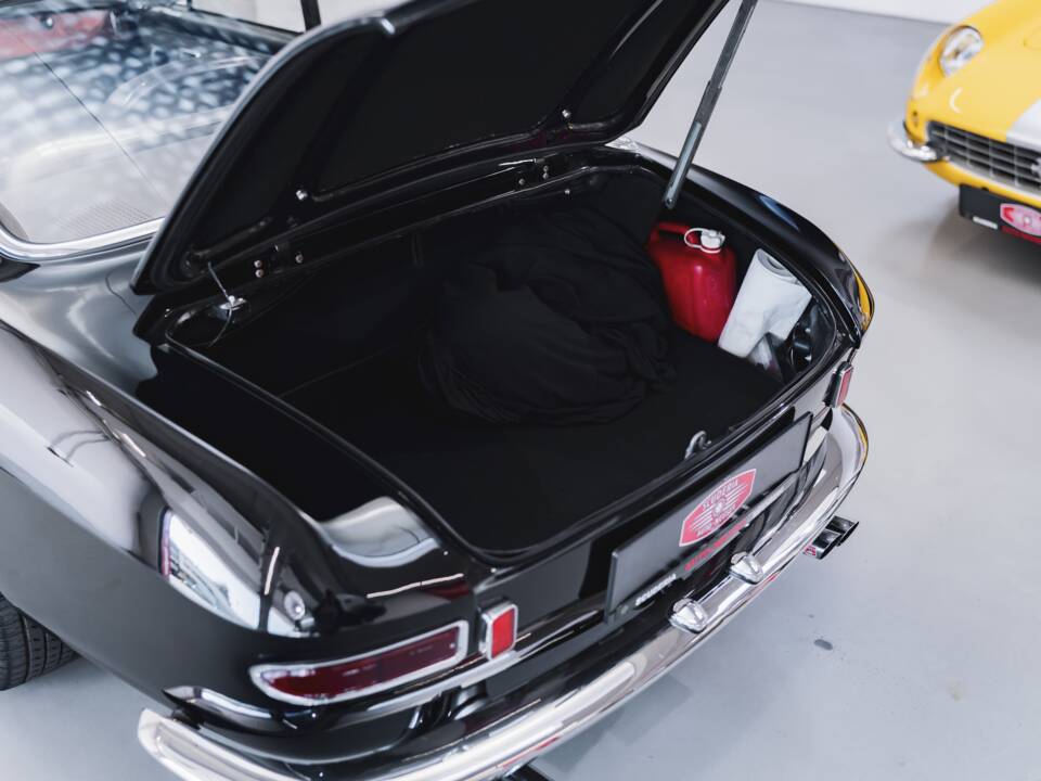 Image 72/100 of Ferrari 330 GT 2+2 (1965)